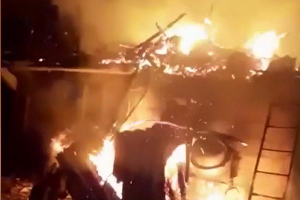 Două incendii trase la indigo în Argeș. Focul ar fi fost pus intenționat