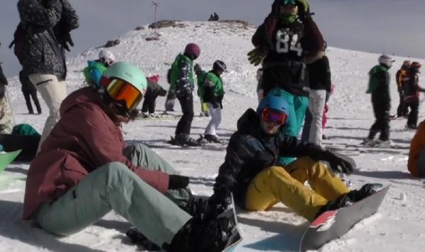 În Sinaia, turiştii au început deja să profite de zăpadă. Cât costă o zi pe pârtie