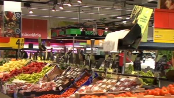 Prima zi de vacanță a fost petrecută de mulţi români la coadă în hipermarket