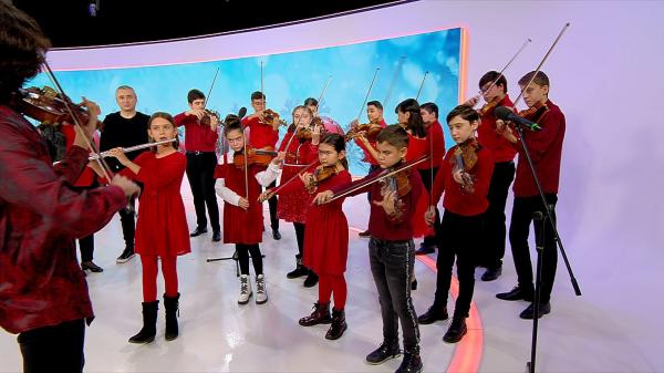 Elevii de la Liceul de Arte din București au colindat în platoul Observator