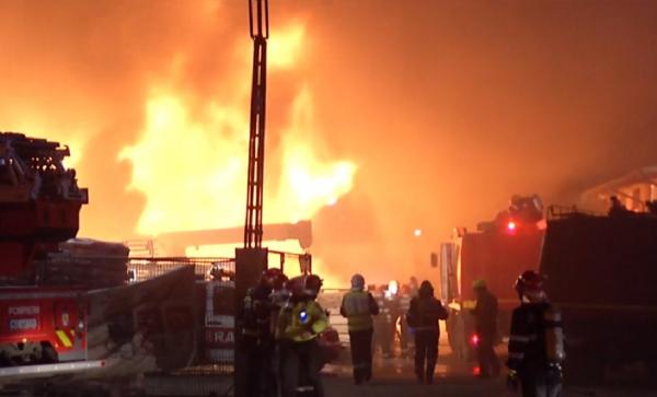 Un service auto şi un depozit de materiale de construcţii, distruse de un incendiu, în Bucureşti
