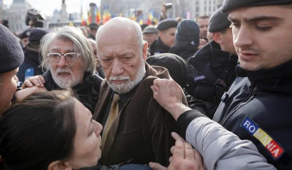 Gelu Voican Voiculescu, lovit şi însângerat în Piaţa Universităţii, la comemorarea victimelor Revoluţiei (video)