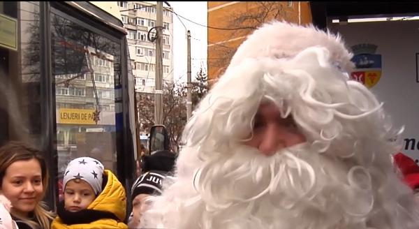 Copiii din Galaţi, întâlnire cu Moş Crăciun în autobuz (Video)