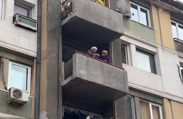 Bloc din Vaslui evacuat din cauza unui bărbat care gătea ardei iuţi în cuptorul cu microunde