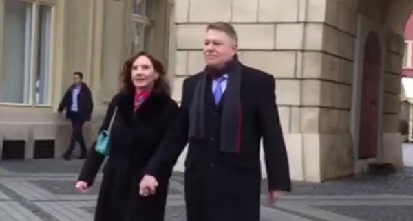 Klaus Iohannis şi soţia sa, la slujba de Crăciun, de la Sibiu: "Crăciun fericit şi Sărbători fericite!"