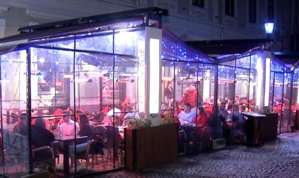 După masa de Crăciun, la lăsarea întunericului, tinerii au luat calea cluburilor