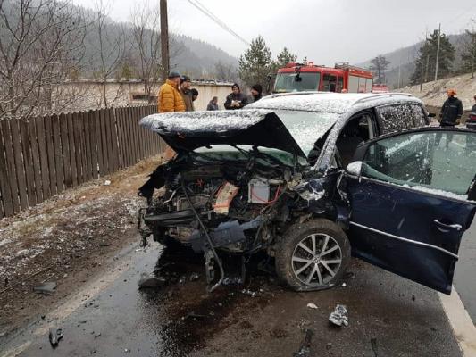 Mamă și fiu morți în accident rutier, după o depăşire periculoasă efectuată de un alt şofer
