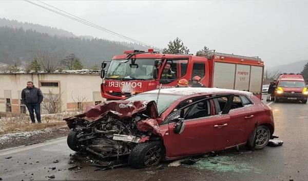 O mamă şi fiul ei au murit într-un accident groaznic, în drum spre biserică
