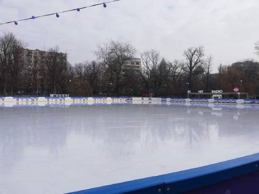 După Crăciun, bucureştenii se refac pe patinoarul din Cişmigiu (Video)