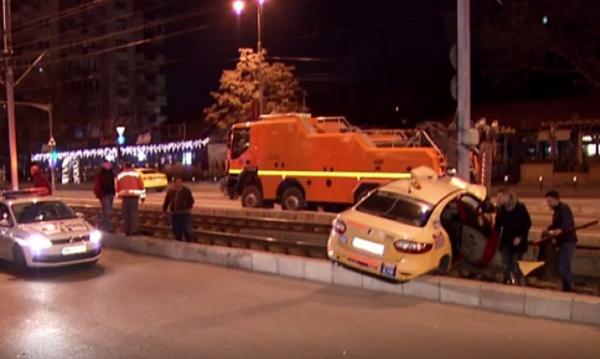 Un taximetrist a plonjat cu maşina pe linia tramvaiului 41, în Bucureşti