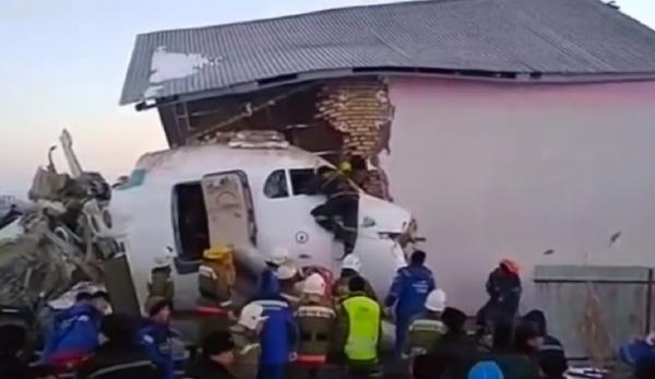 Imagini sfâşietoare în Kazahstan după accidentul aviatic. Salvatorii au găsit în epavă opt copii în viaţă