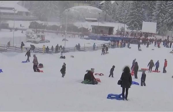 Turiştii de la munte şi din Bucovina, bucurie maximă graţie zăpezii