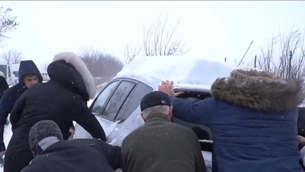 Codul galben de ninsoare a adus probleme mari pe şoselele din România (Video)