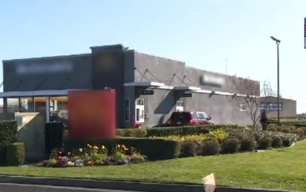 O femeie atacată de un individ şi-a găsit salvarea într-un fast food, în Statele Unite