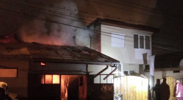 Incendiu violent în cartierul Pantelimon din Bucureși! Şase case s-au făcut scrum