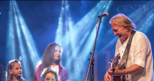 Ducu Bertzi, trubadurul romantic al României. Trei decenii pe scenă, peste 4.000 de concerte