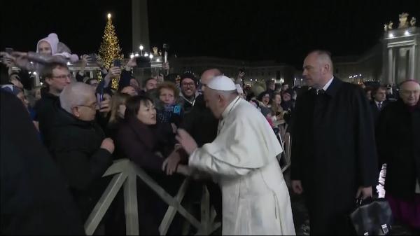 Papa și-a cerut scuze după ce a lovit peste mână o femeie