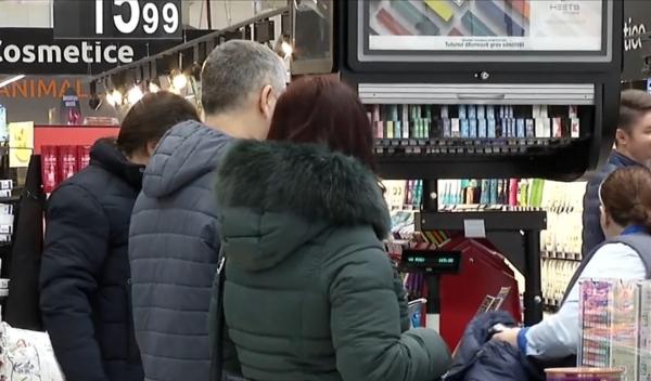 Magazinele s-au redeschis, iar românii s-au așezat din nou la cozi