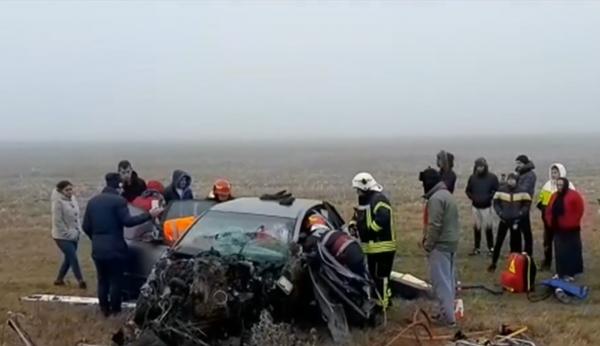 Un șofer care a lovit un copac și s-a rostogolit de câteva ori cu mașina, în Timiș, a supraviețuit miraculos