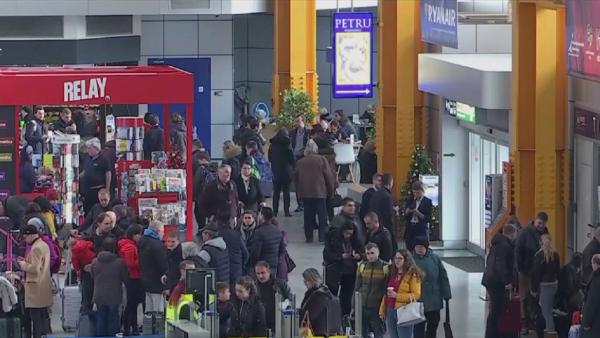 Aglomerație pe Aeroportul din Cluj. Românii din diaspora pleacă, după sărbători