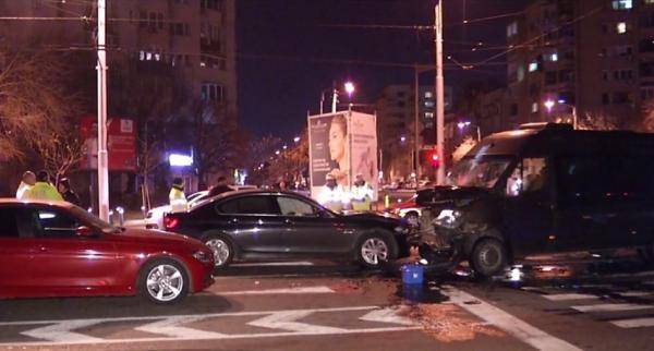 Accident grav în centrul Capitalei, o ambulanță cu pacient s-a izbit de un microbuz