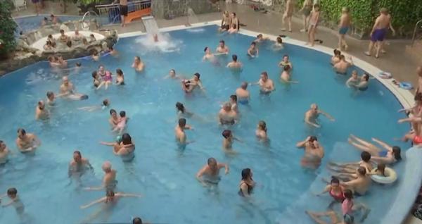 Distracție în costum de baie, pentru turiștii din zona Brașovului