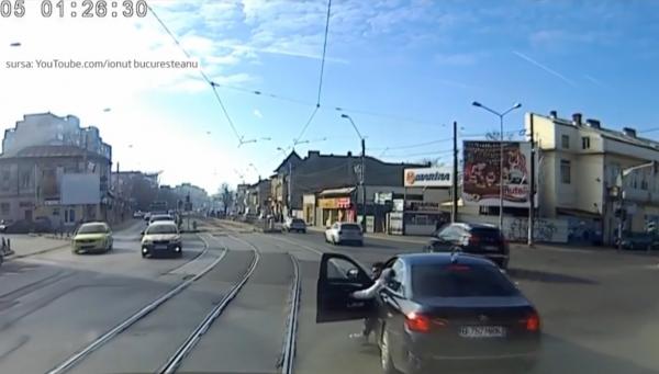 Șoferul cu BMW ajuns pieton după ce s-a pus în fața unui tramvai are de plată și o amendă