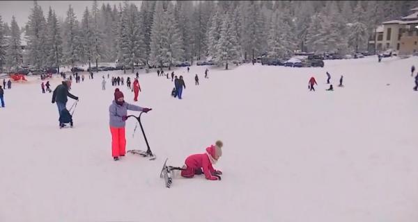 Trotineta de zăpadă, o nouă atracţie turistică pe pârtiile din Poiana Braşov