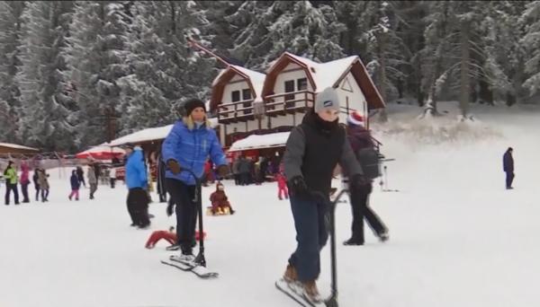 Trotineta pe zăpadă, noua distracţie de pe pârtiile din România