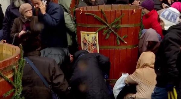 Sute de români s-au înghesuit cu o zi înainte la biserici, ca să fie primii la aghiasmă, de Bobotează