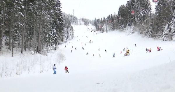 Vacanţa la munte nu s-a terminat. Toate pârtiile din Poiana Brașov sunt pline cu turiști