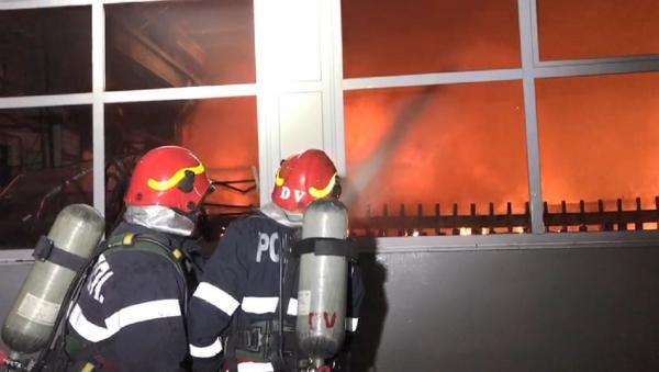 Primele imagini de la incendiul major produs în Bucureşti (Video)