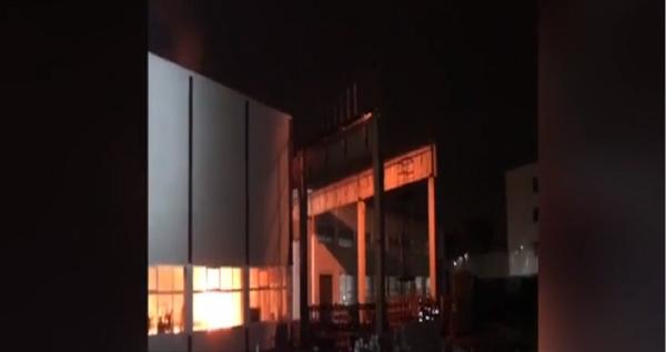 Fabrică din Bucureşti, la un pas să explodeze după un incendiu (Video)