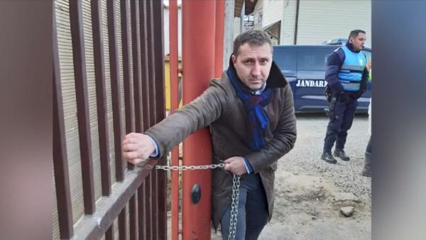 Caz halucinant în Argeş. Un copil a fost sechestrat în casă de un executor