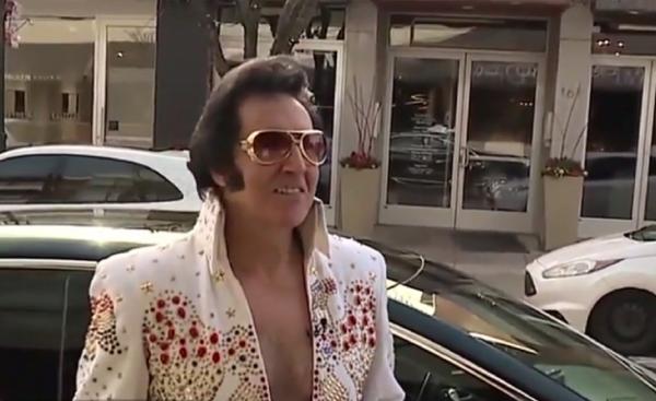Șofer american deghizat în Elvis Presley, ca omagiu adus regretatului rege Rock and Roll