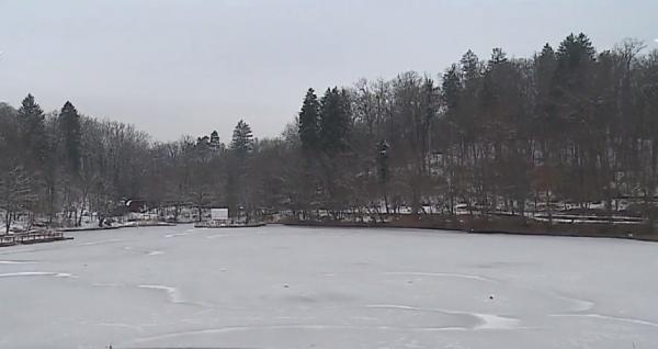 Lacul Ursu, spectacol de gheață pentru turişti