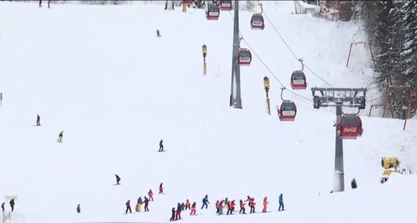 Zăpada artificială, bucuria turiştilor, pe pârtiile din Maramureş