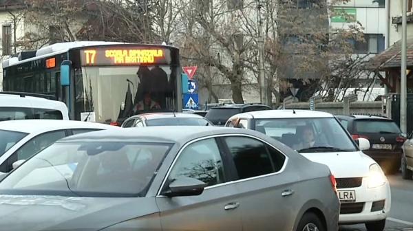 Elevii bucureşteni au început şcoala cu claxoane, nervi şi mult timp petrecut în trafic (Video)