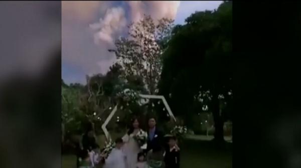 Doi tineri din Filipine şi-au unit destinele exact când vulcanul Taal a început să erupă