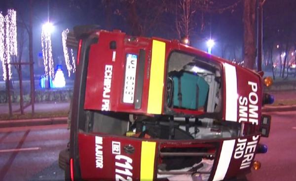 Ambulanţă SMURD aflată în misiune, s-a răsturnat după ce a fost lovită în plin de o maşină, în Bucureşti