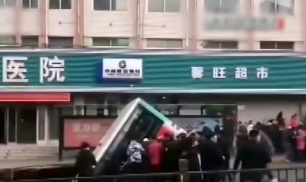 Un autobuz plin cu oameni a căzut din senin într-un crater uriaş, în China