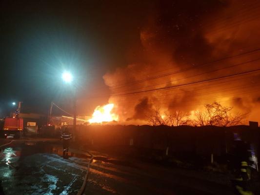 Incendiu de proporţii în Urlaţi, o fabrică de saltele s-a făcut scrum