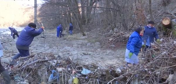 Acțiune de ecologizare pe Defileului Jiului. Angajații Apelor Române au strâns tone de gunoaie