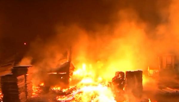 Incendiul de la fabrica de saltele din Urlați a fost stins după 12 ore