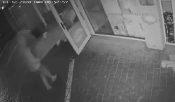 Jaf ca-n filme, la Gilău. Patru tineri au luat pe sus automatul de plătit facturi şi au fugit cu el (video)