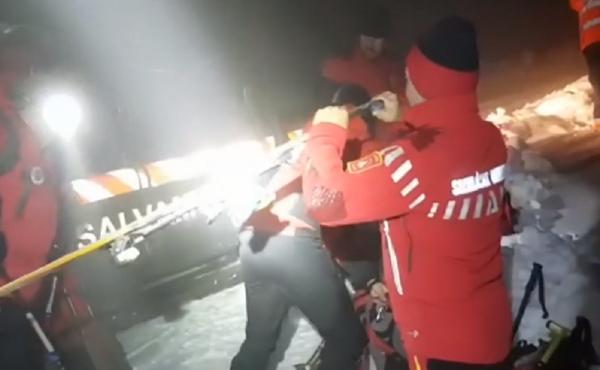 Bărbat salvat în miezul nopții, de pe un versant al Vârfului Retezat