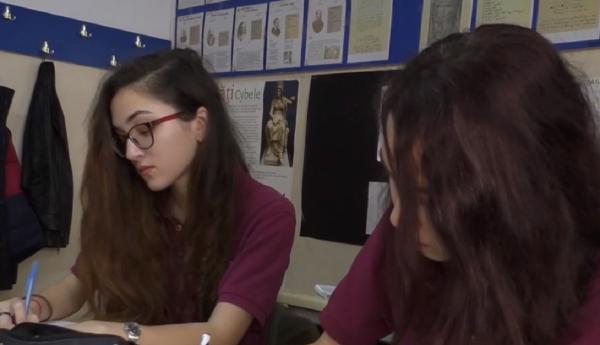 Temele de vacanţă, subiect de controversă. Elevii se plâng că nu mai au timp liber