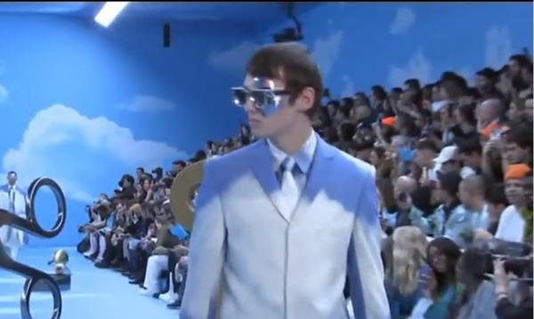 Casa Louis Vuitton şi-a prezentat colecţia toamnă-iarnă într-un decor suprarealist