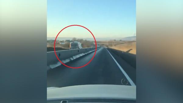 Video: un șofer gonește pe contrasens în Brașov, după o depășire riscantă