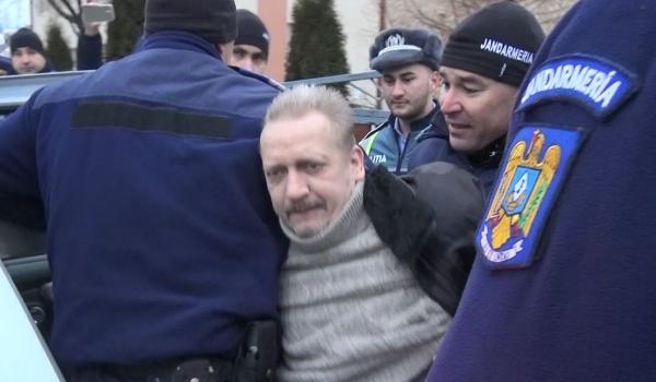 Profesorul de sport condamnat după ce a agresat doi elevi, la şcoală, în Bistriţa, încătuşat de jandarmi (video)
